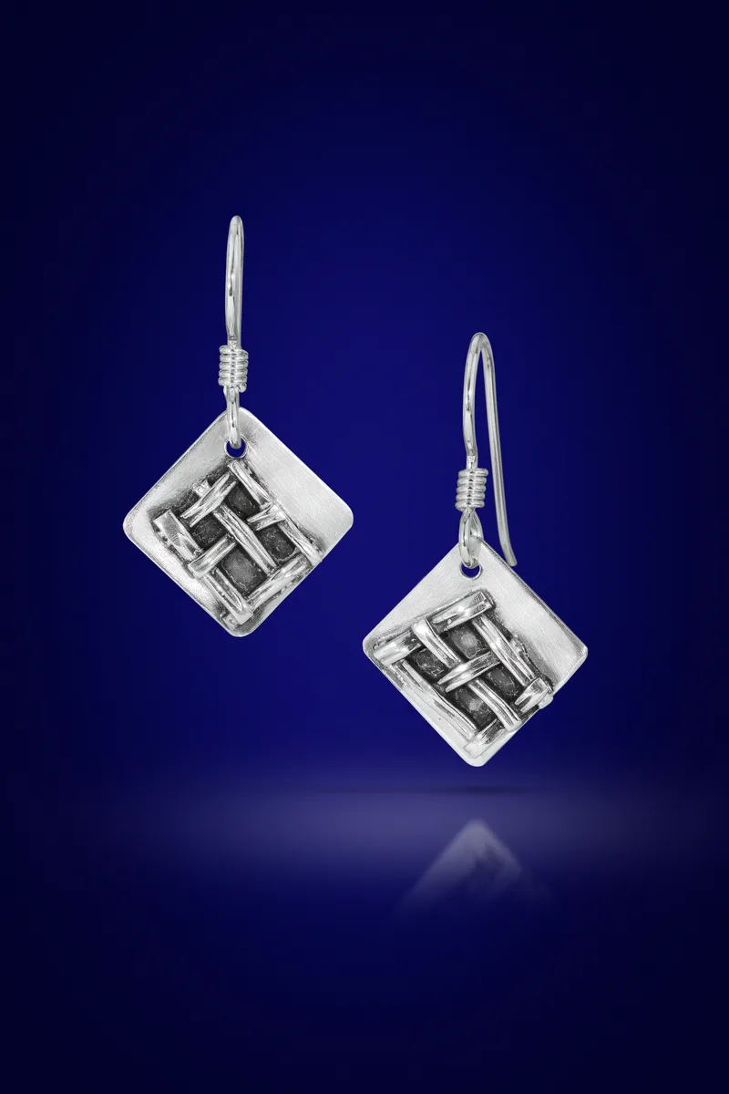 SMALL WOVEN SQUARE EARRINGS